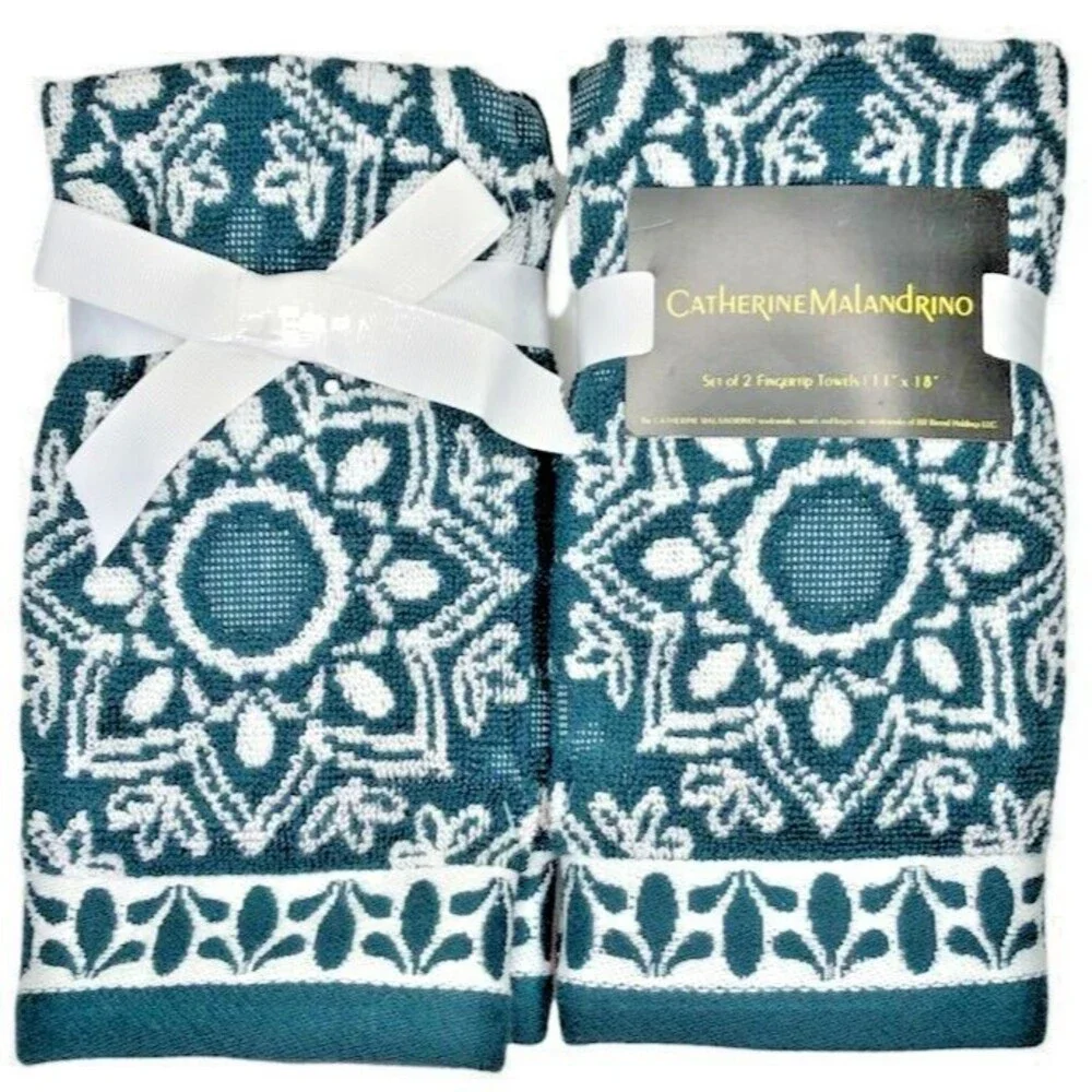 Medallion Dark Green Bathroom Fingertip Towels Holiday Christmas Set of 2